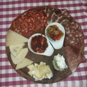 Tagliere Vittorio con affettati e formaggi, guarnito con miele, pistacchio e tartufo (per due persone)