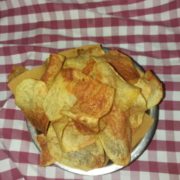 Patatine a sfoglia con fonduta a cacio e pepe