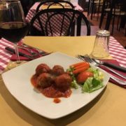 Polpette al sugo fatte in casa con crostino