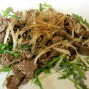 Straccetti di manzo con rucola scaglie di parmigiano ed aceto balsamico